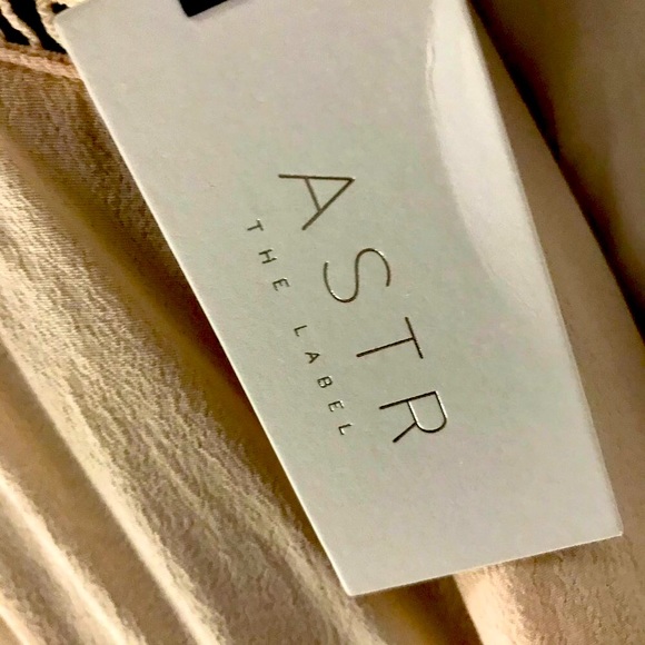 💰SOLD💰Astr Short Sleeve Blush Romper w/ Plunging Neckline - Picture 8 of 8